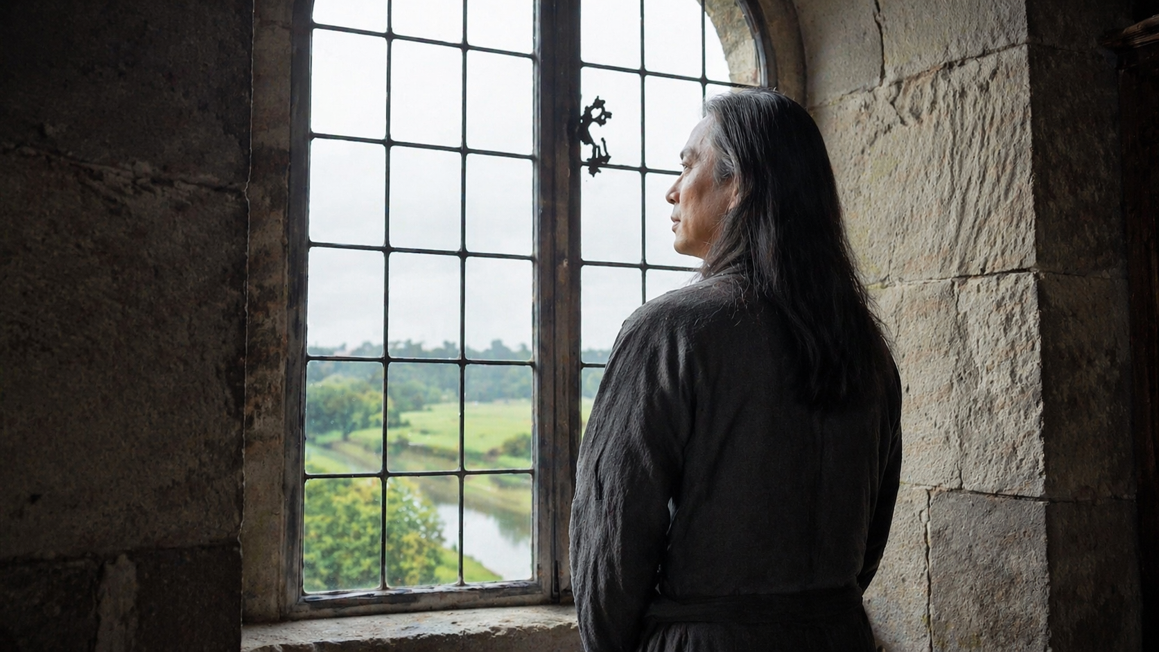 オランダの古城の窓辺に立つ野中宣行(古城時代)